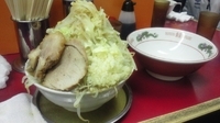 「中ラーメン+子豚（野菜ダブル、にんにくダブル）」@モッコリ豚の写真