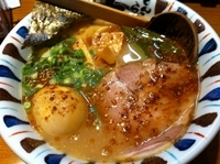 「七志ラーメン（クーポンで500円）+味玉（100円）」@七志 とんこつ編 川崎店の写真