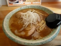 「とんこつ中華そば（700円）煮玉子クーポンサービス」@麺屋 遊助の写真