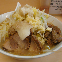 「ラーメン（ニンニク・アブラ） 700円」@自家製ラーメン 大者の写真
