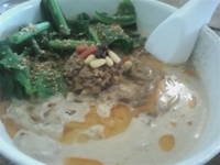 「まったりねりゴマの羽田ラーメンたんたん風880円+サラダ(サービ」@油揚げの写真