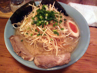 「がっつりネギしょうゆらーめん（850円）+小ライス（100円）」@らーめん 豊潤の写真