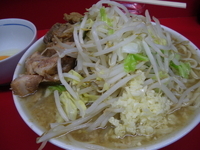 「小豚（ヤサイ、ニンニク、アブラ）+生玉」@ラーメン二郎 西台駅前店の写真