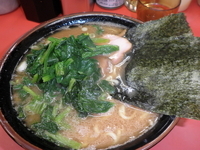 「ラーメン中盛（740円）ほうれん草（70円）」@ラーメン杉田家の写真