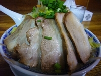 「ラーメン（650円）+バカ豚（300円）」@明心角ふじの写真