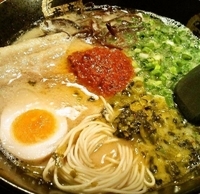 「自分仕立てラーメン（辛子高菜・キクラゲ・味玉・豚の角煮）800円」@康竜 新宿東口店の写真