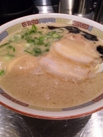 「SHIROMARU BASE 【700円】、味玉+香油【100円」@一風堂 大森店の写真