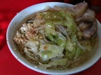 「豚入りらーめん 700円（ニンニク・ヤサイ・カラメ）」@ラーメン二郎 三田本店の写真