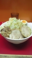 「中ラーメン + 子豚 （野菜、にんにく）」@モッコリ豚の写真