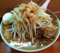 「豚入り（全マシ）1000円」@ラーメン富士丸 西新井大師店の写真