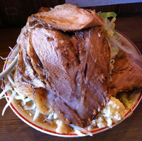 「豚入ラーメン（全マシ）750円+豚リブ250円」@ラーメンアキラの写真