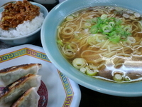 「素っぴんラーメン350円+（餃子3ケ+キムチ納豆ごはん200円の」@ラーメンショップ さつまっ子 駒岡店の写真