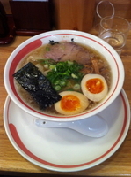 「海老ワンタンそば+味玉」@ちばき屋 横浜ポルタ店の写真