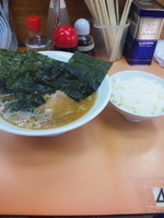 「ラーメン550円+半ライス100円」@ニューラーメンショップの写真