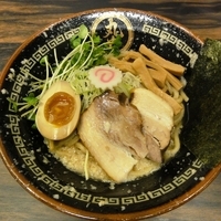 「味麺（麺半分）+麺少なめサービス半味玉」@丸め～背脂煮干～の写真