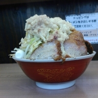 「ラーメン（小） 550円 （アブラダブル、ニンニク&ヤサイ少し）」@魔人豚の写真