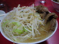 「小豚（ヤサイ、ニンニク、アブラ）+生玉」@ラーメン二郎 西台駅前店の写真