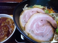 「まるしゅうらーめん[太麺]（840円）+サービス丼（無料）」@味噌蔵らーめん まるしゅうの写真