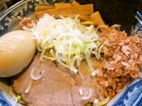 「油そば小（650円）+燻玉（100円）」@兎に角 松戸店の写真