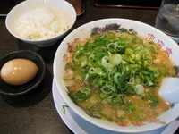 「こってりラーメン（ネギ多め）730円+味玉子100円+ライス（小」@来来亭 川崎菅生店の写真