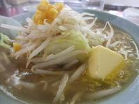 「塩バターラーメン500円+餃子500円」@満北亭 都留店の写真