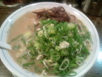 「メロディーラーメン+ネギ」@九州とんこつラーメン メロディー 大宮店の写真