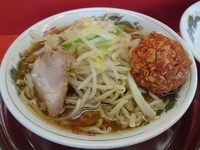 「小ラーメン（ニンニク）500円,唐辛子入りチャーシュー肉団子30」@麺でる 戸越店の写真