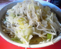 「小ラーメン（少なめ、硬め）600円」@ラーメン二郎 三田本店の写真