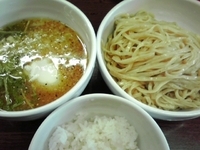 「塩つけめん温玉入り（900円）+ライス（100円）」@めんやももの写真