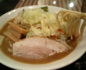 「特大ワンタンラーメン（中盛り）930円+野菜100円」@三ツ矢堂製麺 御徒町店の写真