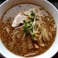 「【TETSU】炙りゴマの煮干と鶏の塩そば（ハーフサイズ￥550）」@新!東京らーめんチャンピオンの写真