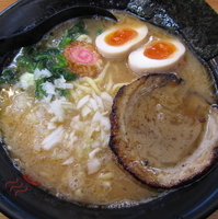 「濃厚黒拉750円 味玉（クーポン）」@千葉拉麺倶楽部 拉通（ra2）の写真