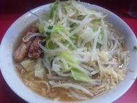 「ぶた2枚入り 小ラーメン （ヤサイ ニンニク少々） 600円」@ラーメン二郎 環七一之江店の写真