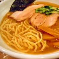 「醤油らーめん（平打ち麺） ￥700」@麺 くぼ田の写真