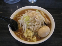 「ラーメン（ニンニク少し）+味玉:700円+100円」@三代目 豚の親方! 総本店の写真