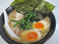 「ラーメン 600円、味玉 100円」@横浜ラーメン 一家の写真