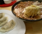 「チャーシューめん（激辛）750円+ギョーザ50円」@北大塚ラーメンの写真