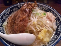 「ラーメン（塩）・豚リブ（ニンニク・アブラ）」@ラーメンアキラの写真