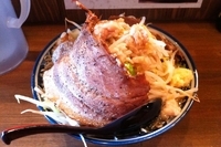 「豚入ラーメン大+豚リブ+全マシ」@ラーメンアキラの写真