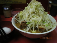 「小らーめん脂少なめニンニクヤサイマシマシ￥650 生卵￥50」@ラーメン二郎 桜台駅前店の写真