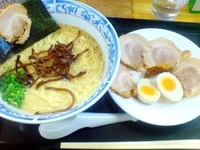 「チャーシュー麺（塩たれ・800円）+玉子（100円）+半替え玉（」@麺房 松の写真