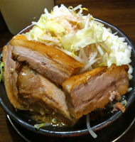 「しょうゆラーメン（野菜、アブラ、ニンニク、タマネギ）700円+豚」@製麺所 豚とこむぎ 2號の写真