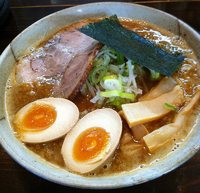「京介ラーメン 680円+味玉（クーポンサービス）」@つけめん屋 赤羽京介の写真