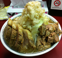 「豚入りらーめん小（麺硬め、全マシ）880円+ほぐし豚100円」@らーめん豚喜 川口店の写真