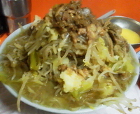 「ラーメン（野菜ちょい増し、ニンニク、アブラ）+生卵 750円+5」@ラーメン富士丸 神谷本店の写真