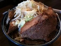 「豚入りラーメン 750円（ヤサイ・ニンニク・カラメ） + 豚リブ」@ラーメンアキラの写真