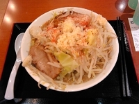 「ラーメン中 豚増し 野菜チョイ増しニンニクアブラ」@ジャンクガレッジ イオンレイクタウンmori店の写真