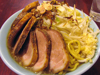 「小ラーメン（こってり・ニンニクヤサイ）+豚4枚@700+150」@豪徳寺ラーメン りらくしんの写真