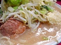 「大豚ダブル（薄め）+ヤサイ・ニンニク」@ラーメン二郎 大宮店の写真