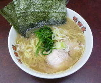 「ラーメン普通盛（700円）」@横浜ラーメン 町田家 新宿南口店の写真
